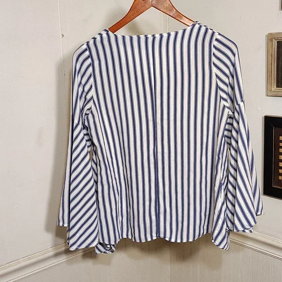KEREN hart Blue and White Pleated Blouse with V-Neck FLAWED - Picture 6 of 6